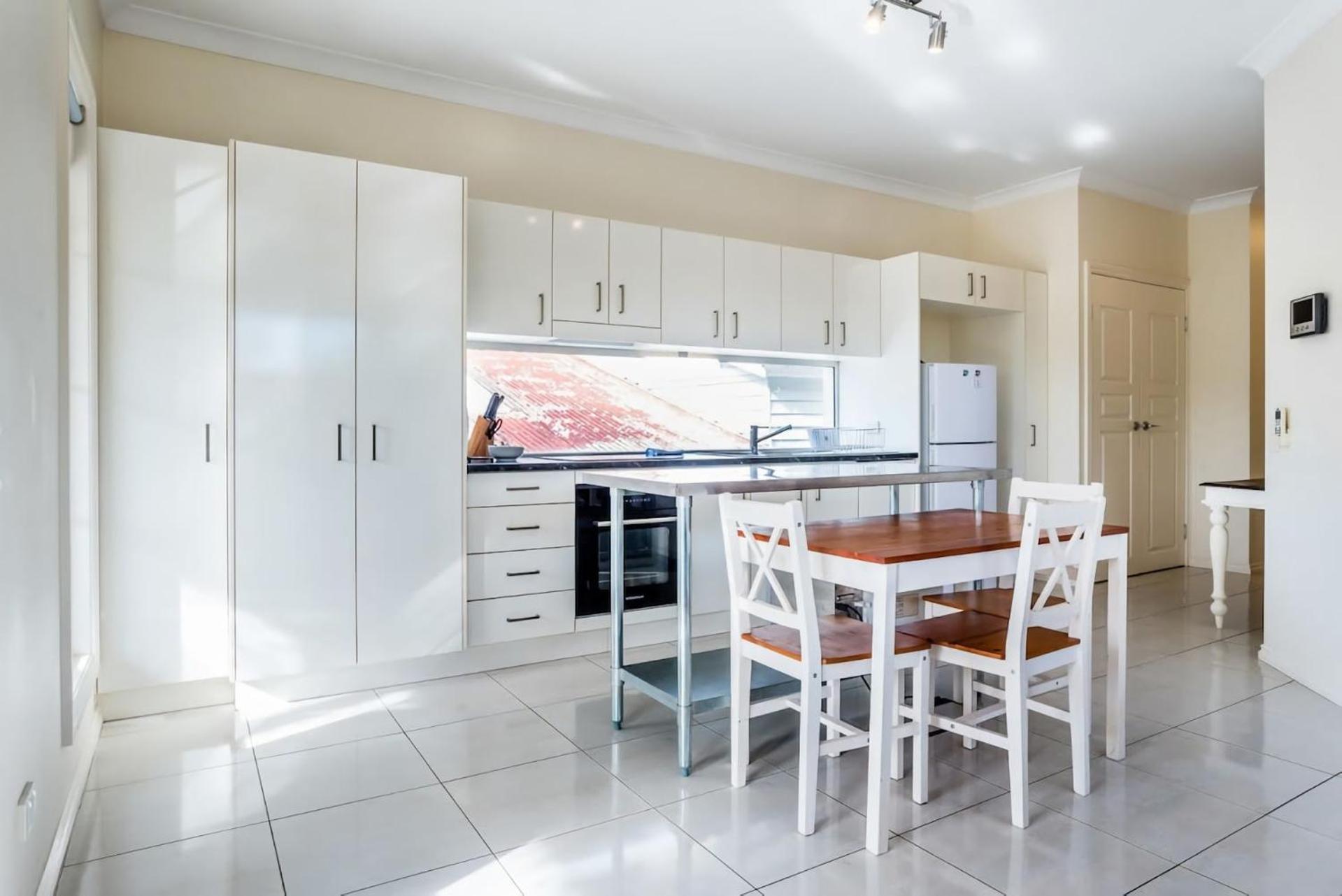 Contemporary 2br Escape Upper Level Sanctuary Apartment *